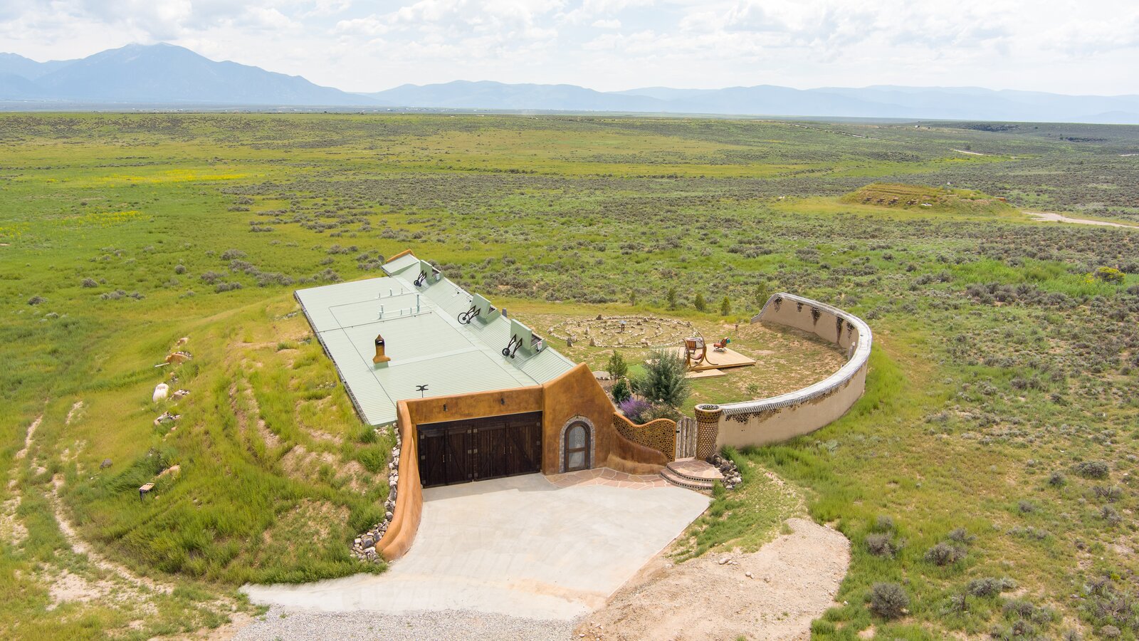 Découvrez les maisons en terre crue, une solution écologique et économique pour un habitat durable et confortable.